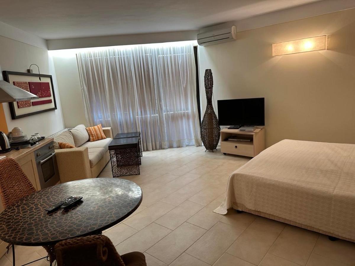 Oazis Vip Club Aparthotel Pantai Sunny Bagian luar foto