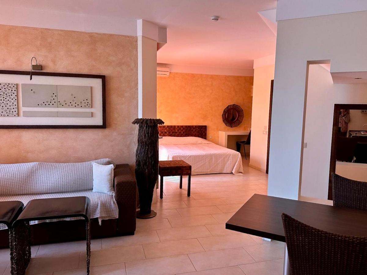 Oazis Vip Club Aparthotel Pantai Sunny Bagian luar foto