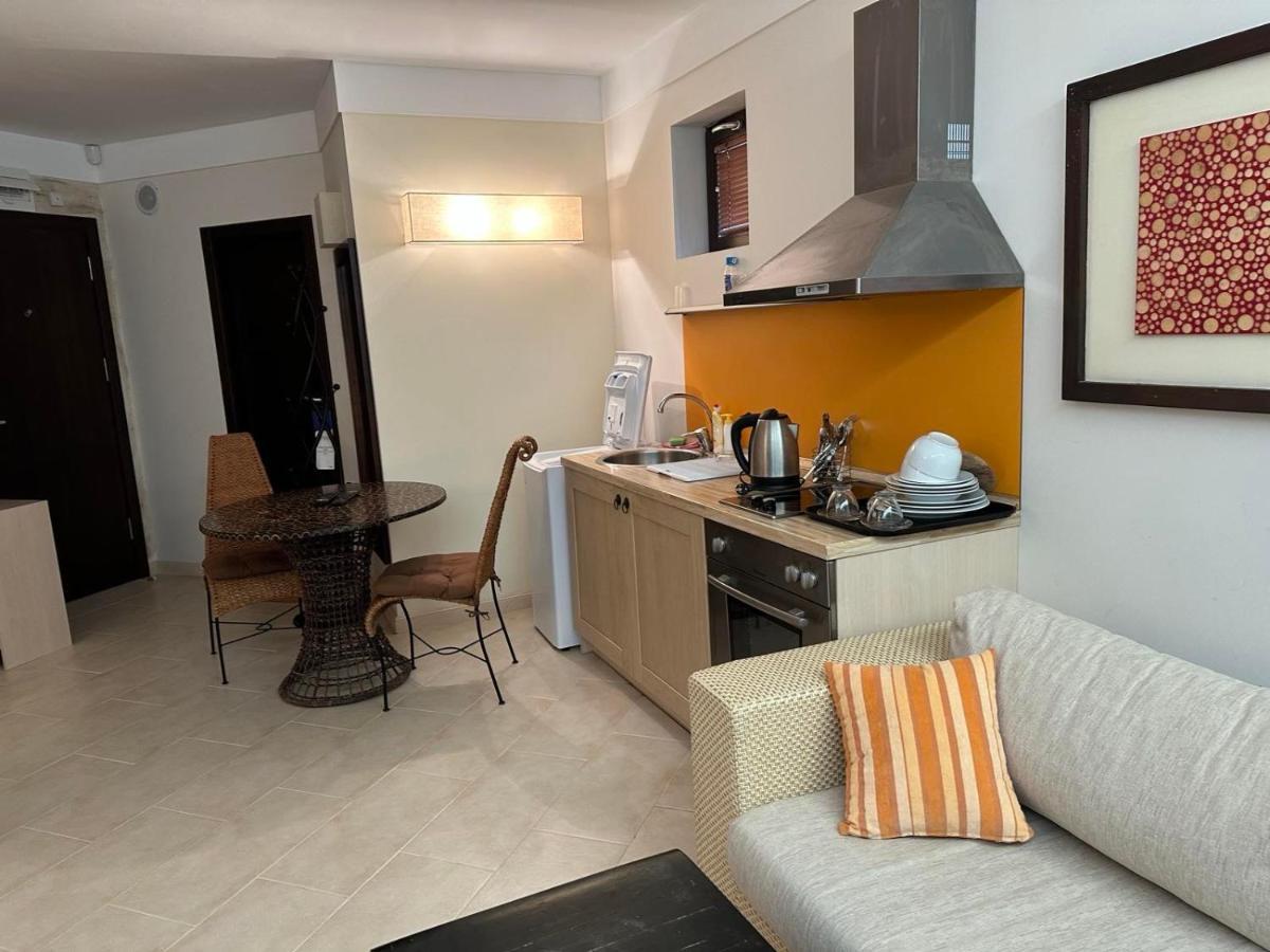 Oazis Vip Club Aparthotel Pantai Sunny Bagian luar foto
