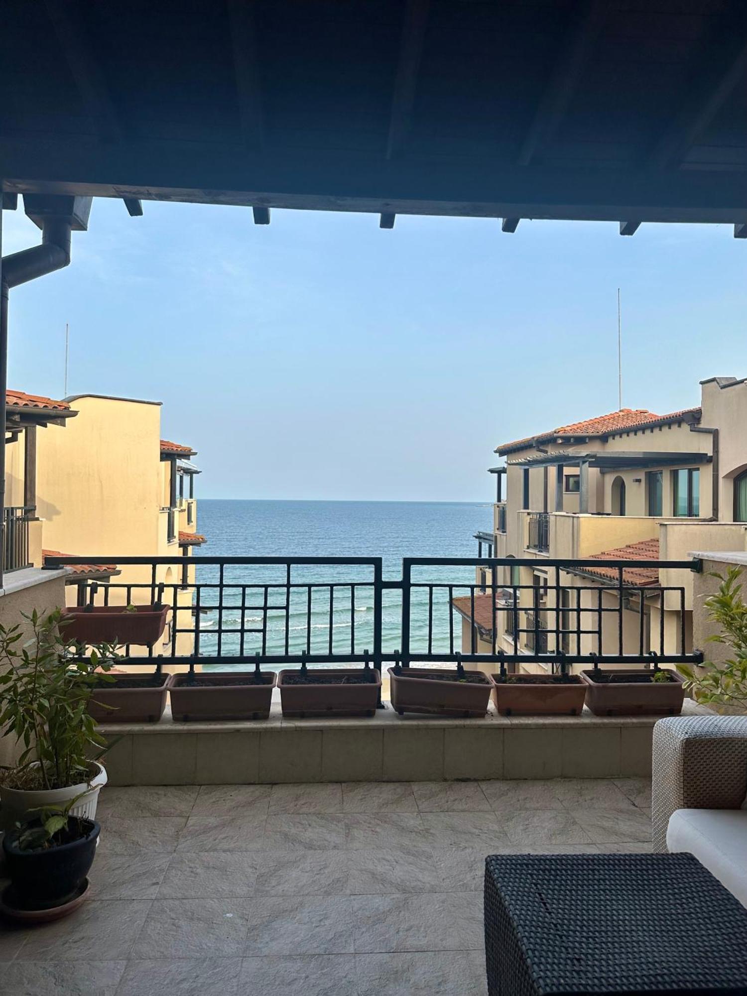 Oazis Vip Club Aparthotel Pantai Sunny Bagian luar foto