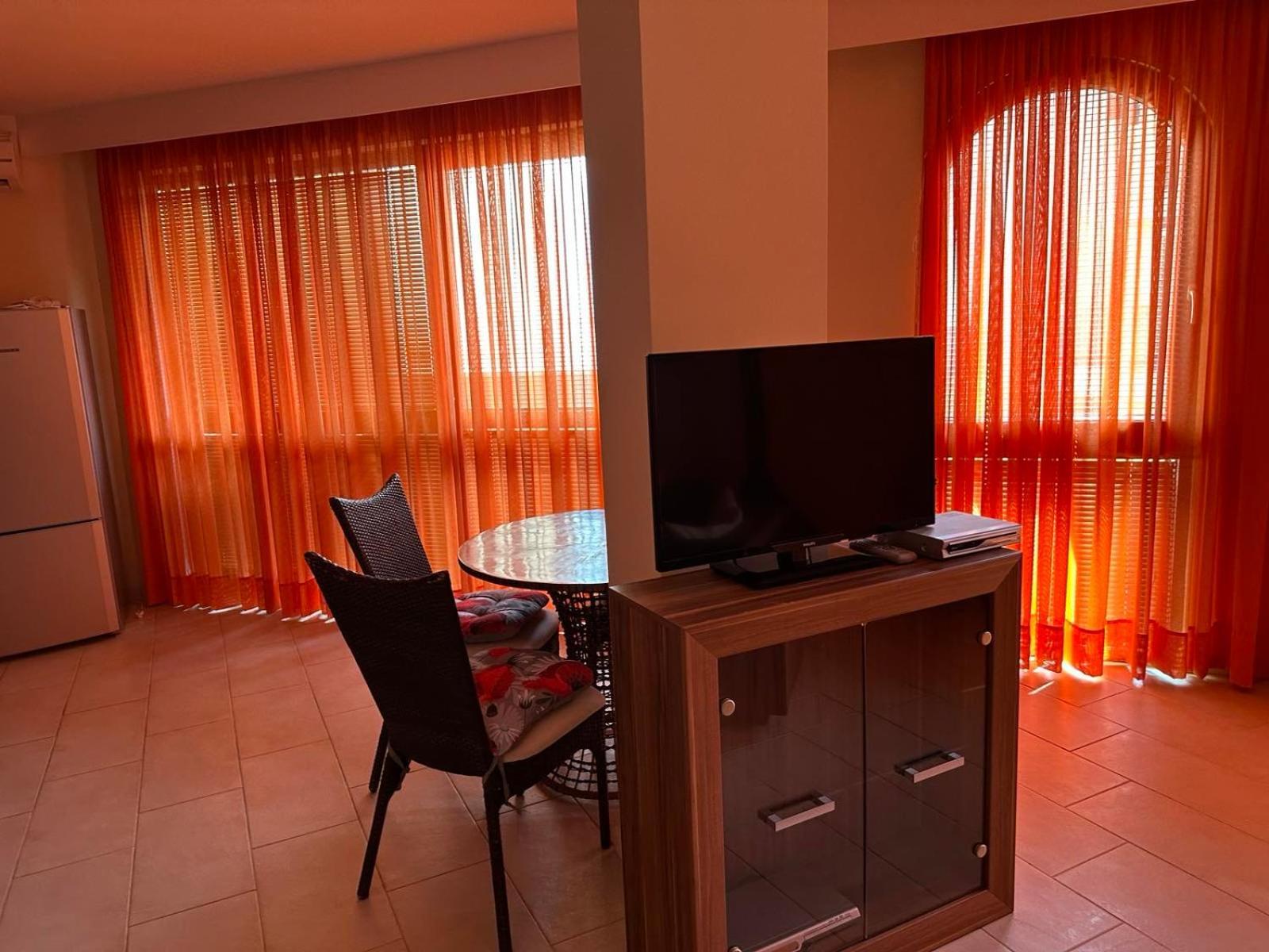 Oazis Vip Club Aparthotel Pantai Sunny Bagian luar foto